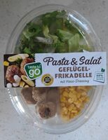 Pasta und Salat Gefluegel Frikadelle