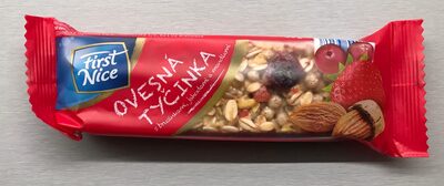 Ovesná tyčinka s brusinkami, jahodami a mandlemi