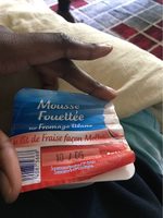 Mousse fouettée sur fromage blanc et lit de fraise façon melba