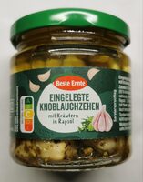 Eingelegte Knoblauchzehen mit Kräutern in Rapsöl
