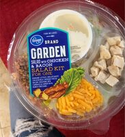 Garden salad with chicken and bacon