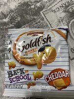 Baked snack crackers, cheddar