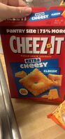 Extra cheesy classic baked snack crackers
