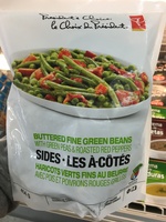 Haricots verts fins au beurre avec pois et poivrons rouges grillés