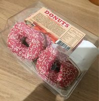 Donuts fourrés fraise avec glaçage et décor