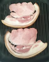 Cotes de porc cuites deux tranches