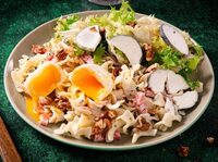 Salade frisée au chèvre cendré et oeuf molé