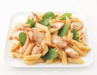 L'IMPULSIVE - Pâtes penne aux filets de poulet en salaison, sauce curry et yuzu et pousses d’épinard