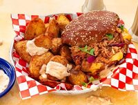 Burger d’effiloché de porc, potatoes et sauces secrète