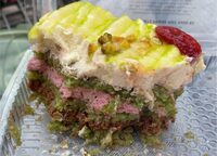 Entremet fraise pistache yuzu
