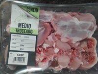Medio conejo troceado