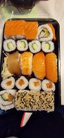 Sushi: 8x Maki (4x Lachs, 4x Gurke); 4x Nigiri (2x Lachs, 1x Thunfisch, 1x Garnele); 8x California (4x mit Lechs, Gurke; 4x mit Lachs, Surimi, Avocado). Bellage: Eingelegter Ingwer (10 g).