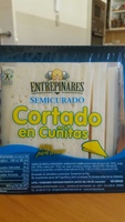 Queso semicurado cortado en cuñitas