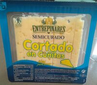 Queso semicurado cortado en cuñitas