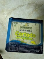 Queso semicurado cortado en cuñas