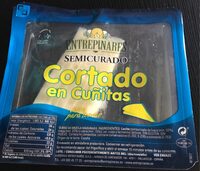Semicurado cortado en cuñitos