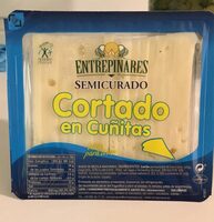 Queso semicurado cortado en cuñitas