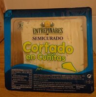 Queso semicurado cortado en cuñitas