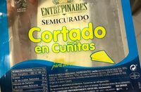 Queso semicurado cortado en cuñitas
