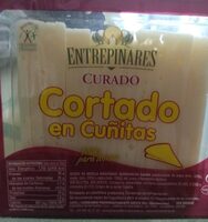Queso curado cortado en cuñitas