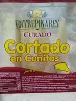 Queso curado cortado en cuñitas