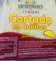 Queso curado cortado en cuñitas