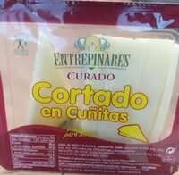 Queso curado cortado en cuñitas