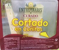 Queso curado cortado en cuñitas