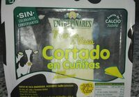 Queso tierno de vaca cortado en cuñas