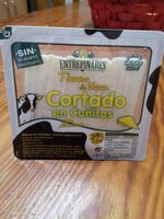 Queso tierno de vaca cortado en cuñitas