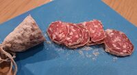 Saucisson sec dans la cendre