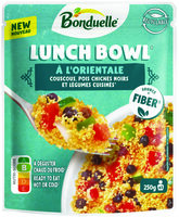 Lunch bowl à l'orientale avec couscous pois chiches et légumes cuisinés