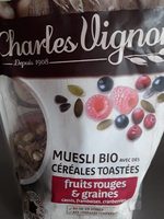 Muesli bio avec des céréales toastées fruits rouges et graines