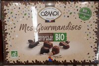 Assortiment de chocolats au lait et noirs