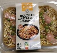 Nouilles à l'Asiatique avec morceaux de saumon