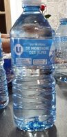 Eau de source de montagne des alpes