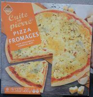Pizza fromages cuite sur pierre