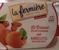 Le brassé au lait d'amande sur abricots en morceaux.