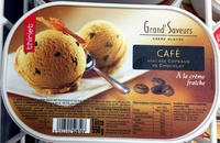 Crème glacée café avec des copeaux de chocolat