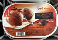 Crème glacée chocolat avec des copeaux de chocolat
