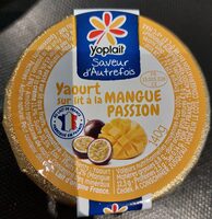Yaourt nature sucré sur lit de fruits, aromatisé.