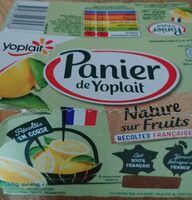 Panier de Yoplait nature sur fruits récoltes françaises