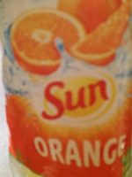 Boisson aux fruits 12% à base de concentrés aromatisée avec sucre et édulcorant.
