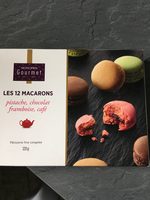 Petits macarons à la pistache, chocolat, framboise et cappuccino