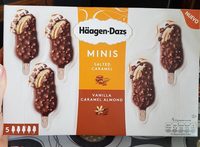 Mini bombón helado de chocolate con almendras