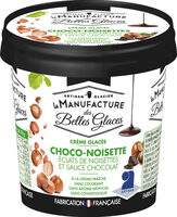 Crème glacée au chocolat au lait avec sauce au chocolat et morceaux de noisettes caramélisées