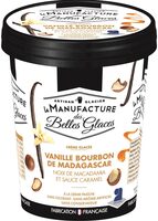 Crème glacée à la vanille Bourbon de Madagascar avec noix de macadamia caramélisées et sauce au caramel