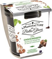 Crème glacée au chocolat au lait avec sauce au chocolat et morceaux de noisettes caramélisées