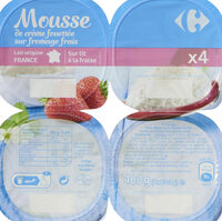Mousse de crème fouettée sur fromage frais sur lit à la fraise