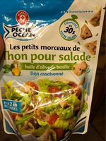 Préparation salade aux morceaux de thon huile d'olive et basilic
